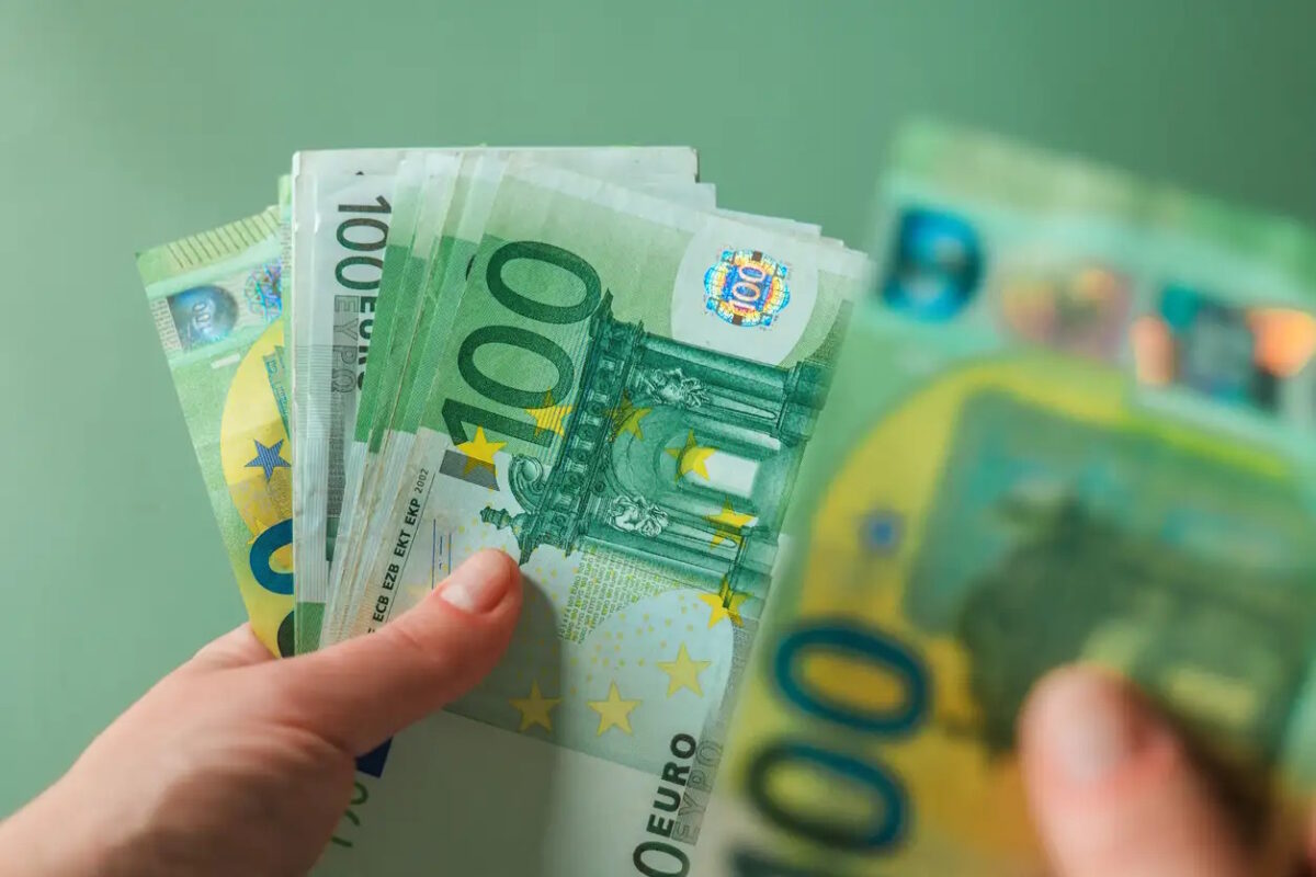Εισόδημα: Αύξηση 274 ευρώ για το φτωχότερο 10% και 1.409 ευρώ για το πλουσιότερο
