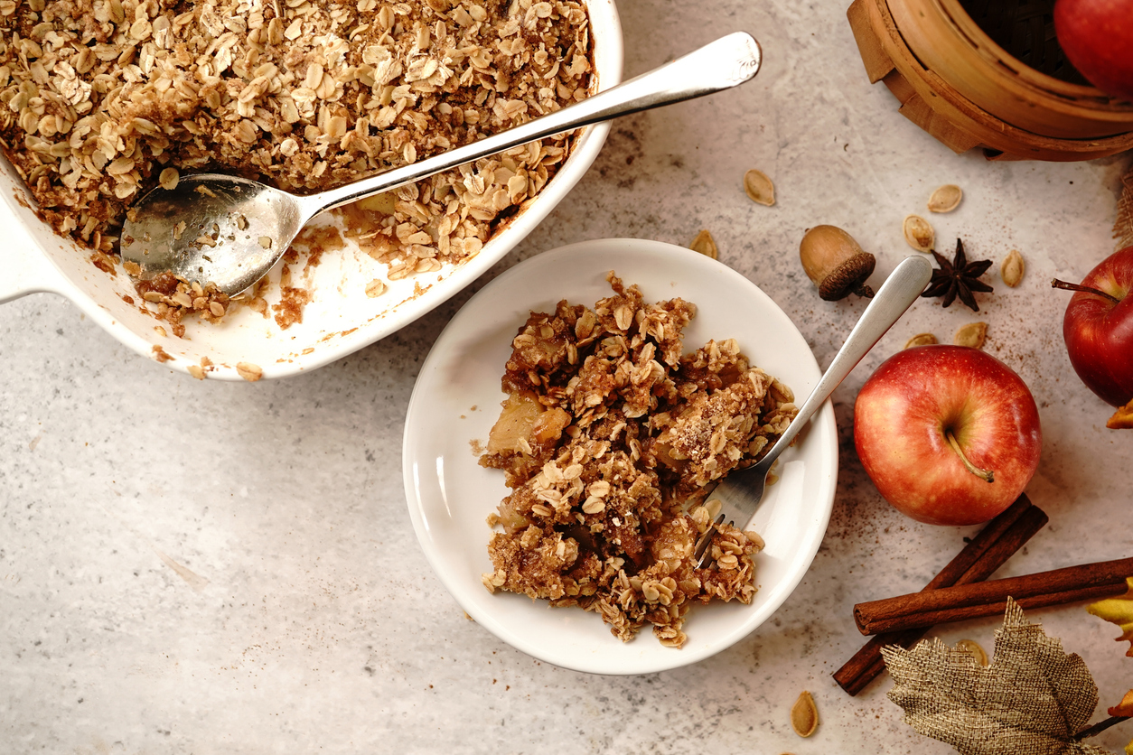 Crumble μήλου με βρώμη και καρύδια