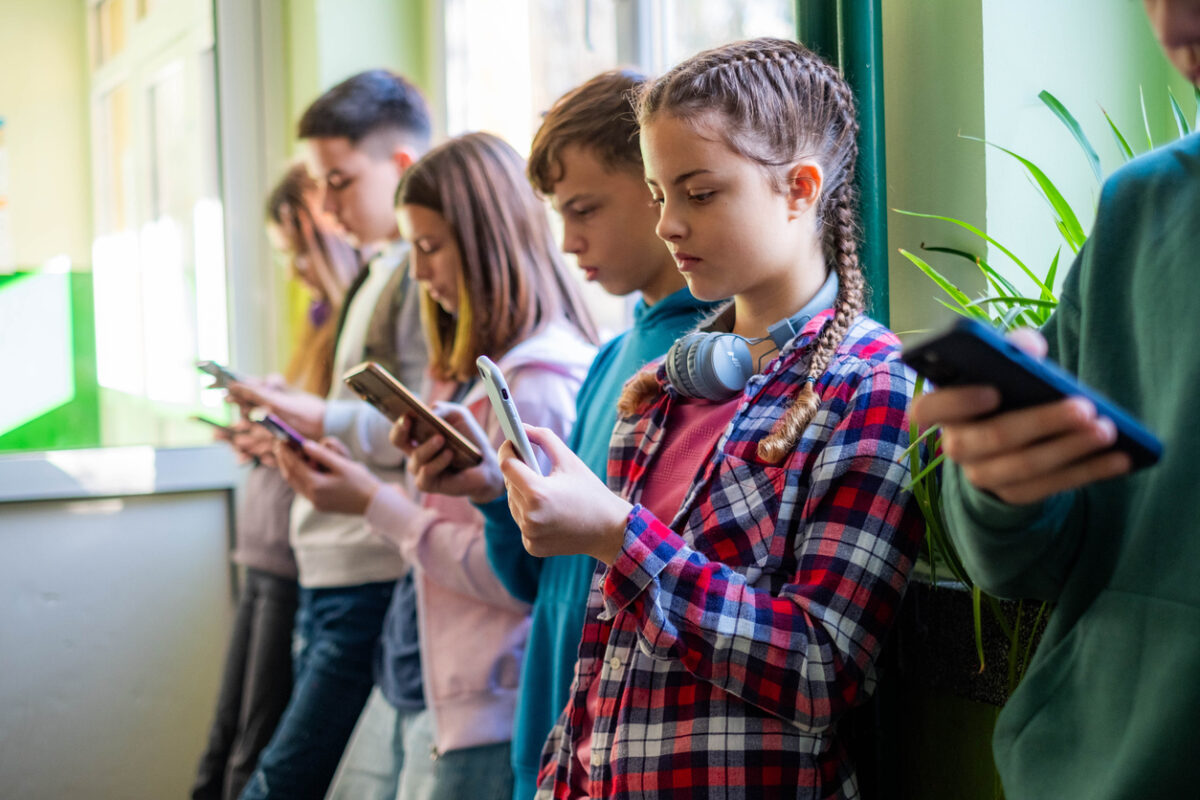 Kids Wallet: Ο οδικός χάρτης για την απαγόρευση των social media από ανήλικους – Πώς θα ελέγχεται η ηλικία