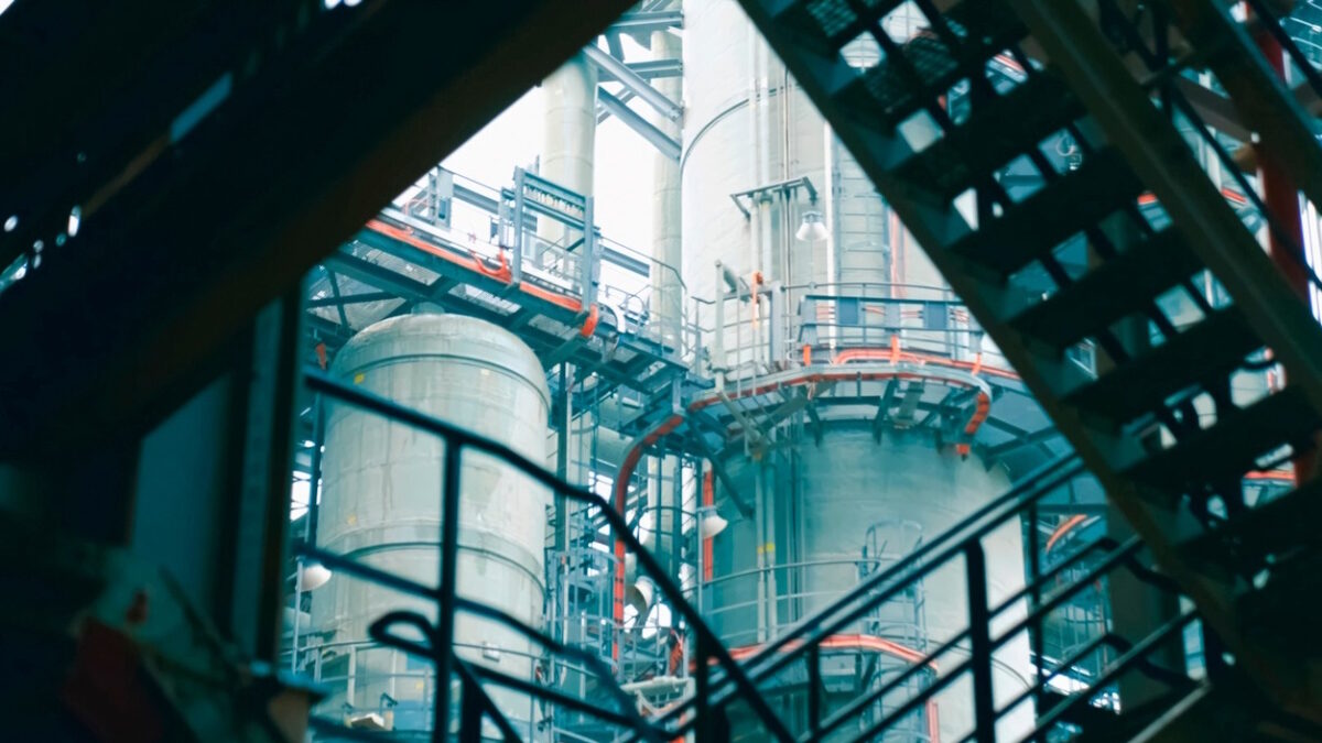 A complex system of pipes and assemblies in a plant for the production and treatment of liquefied natural gas