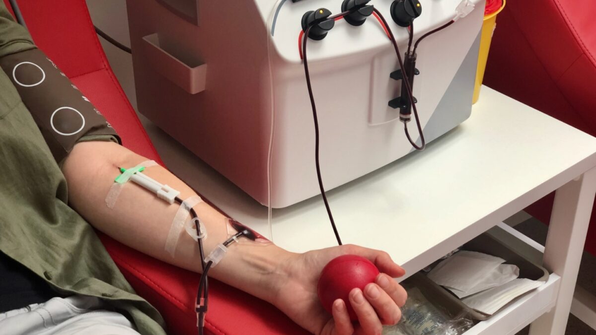 Η πλασμαφαίρεση είναι ασφαλής στα σωστά χέρια και δεν έχει σχέση με «θεραπείες ευεξίας» – Ειδικοί εξηγούν τη διαδικασία