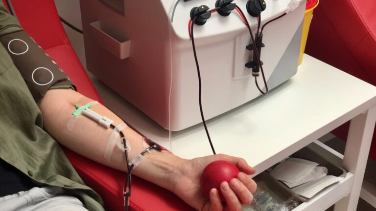 Η πλασμαφαίρεση είναι ασφαλής στα σωστά χέρια και δεν έχει σχέση με «θεραπείες ευεξίας» – Ειδικοί εξηγούν τη διαδικασία