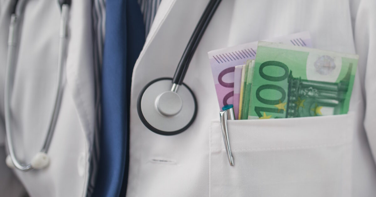 Άρτα: Προσήχθη γιατρός που ζήτησε «φακελάκι» από ηλικιωμένη Άρτα: Προσήχθη γιατρός που ζήτησε «φακελάκι» από ηλικιωμένη