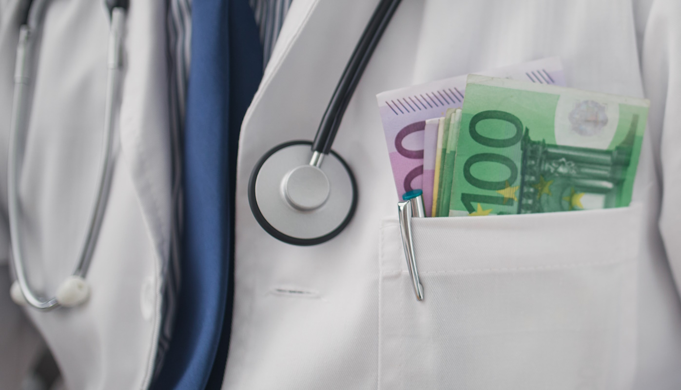 Προσήχθη γιατρός στην Άρτα που ζήτησε «φακελάκι» από ηλικιωμένη - «Κανείς δεν μπορεί να εκβιάζει τους ασθενείς» λέει ο Γιαννάκος