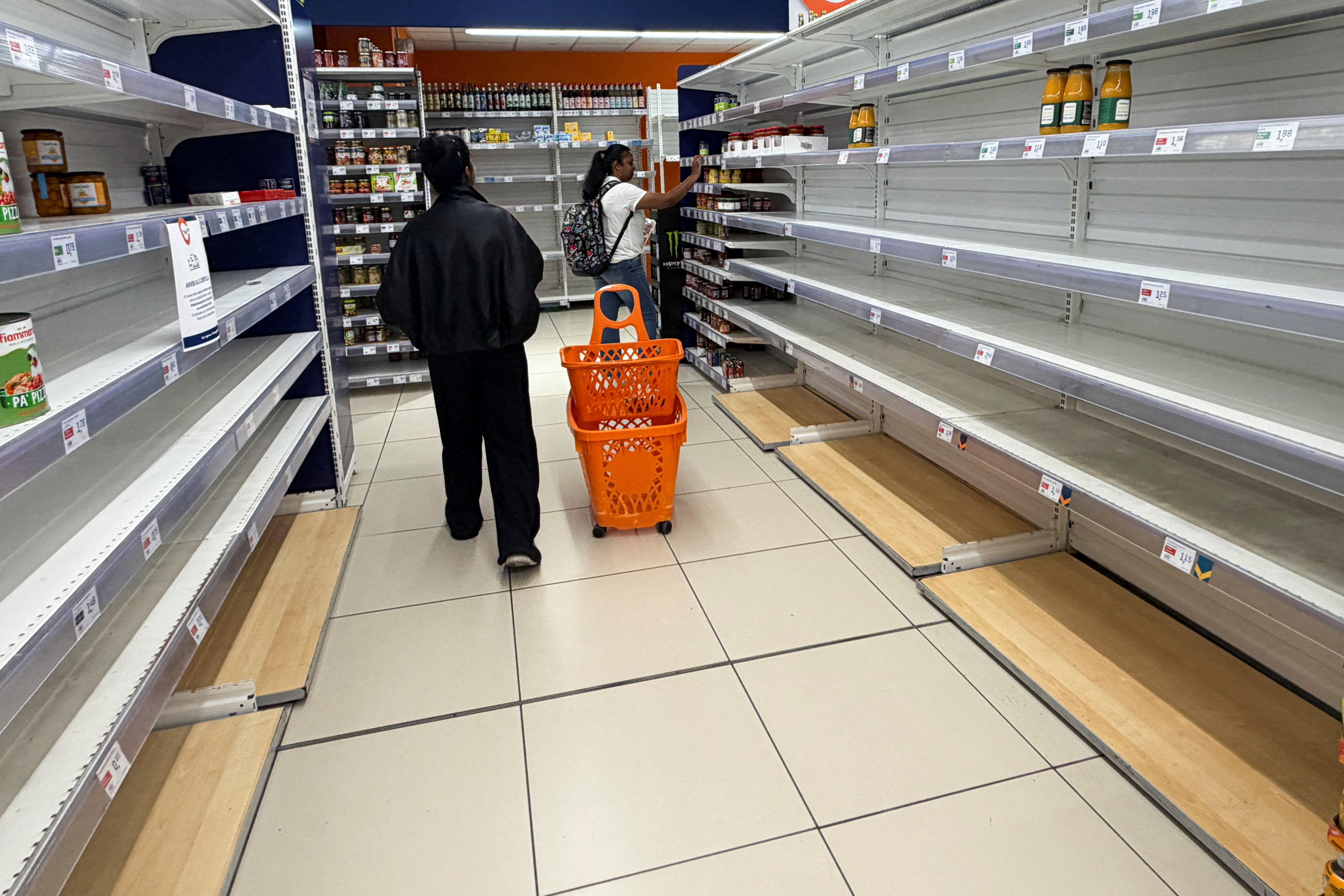 Άδειασαν τα ράφια των σούπερ μάρκετ στην Ιταλία από την απεργία των φορτηγών - Στέρεψε ο Νότος από καύσιμα και τρόφιμα