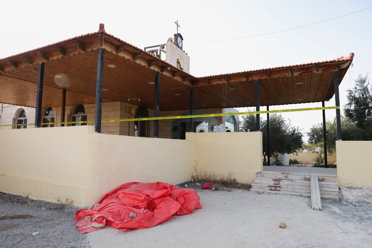 Ιορδανία: Συγκλονίζει επιζών της επίθεσης σε εκκλησία - «Έστρεψε το πιστόλι προς το μέρος μου και άρχισε να πυροβολεί»