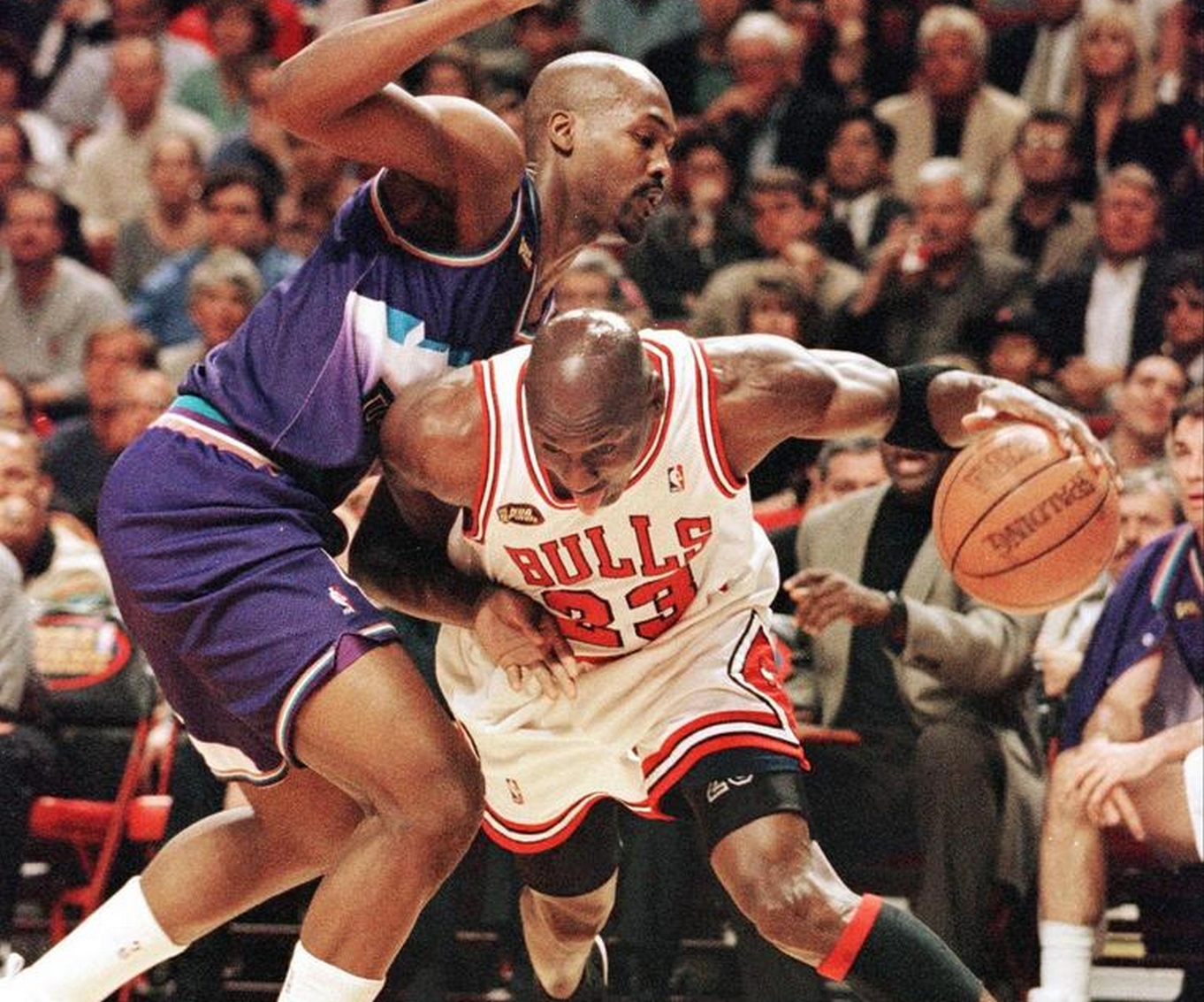 Μάικλ Τζόρνταν: Φανέλα των τελικών του NBA του 1998 πωλήθηκε σε τιμή ρεκόρ