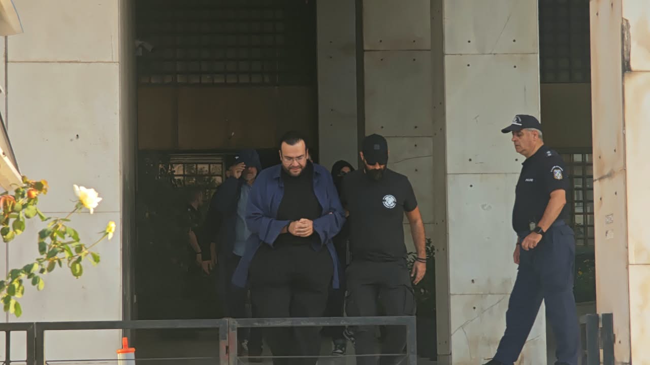 Φίλιππος Καμπούρης: Στον ανακριτή μαζί με τη σύζυγό του για την απάτη κατά του ΕΦΚΑ – Κατηγορούνται για πέντε κακουργήματα και ένα πλημμέλημα