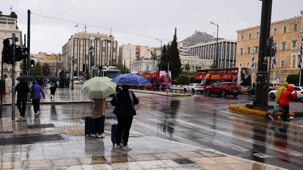Καιρός: Ισχυρές βροχές και καταιγίδες μέχρι την Τρίτη, στο επίκεντρο η Αττική – Έκτακτο δελτίο από την ΕΜΥ