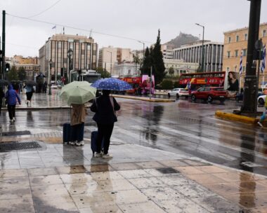 Καιρός: Ισχυρές βροχές και καταιγίδες μέχρι την Τρίτη, στο επίκεντρο η Αττική – Έκτακτο δελτίο από την ΕΜΥ