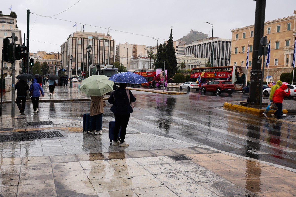 Καιρός: Ισχυρές βροχές και καταιγίδες μέχρι την Τρίτη, στο επίκεντρο η Αττική - Έκτακτο δελτίο από την ΕΜΥ