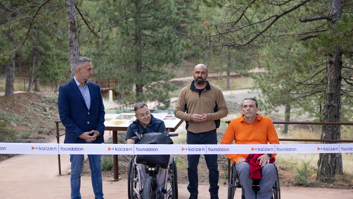 Στα εγκαίνια του Μονοπατιού Προσβασιμότητας, από αριστερά προς τα δεξιά: Πάνος Κωνσταντόπουλος, Πρόεδρος του Kaizen Foundation | Αλέξανδρος Ταξιλδάρης, Πρόεδρος του Συλλόγου Αναπήρων Ατόμων με κινητικά προβλήματα και Φίλων «ΠΕΡΠΑΤΩ» | Στέφανος Σιδηρόπουλος, Ιδρυτικό μέλος της Access To Nature | Κώστας Σιάχος, Πρόεδρος του Πανελλήνιου Αθλητικού Συλλόγου Κινητικά Αναπήρων και της Εθνικής Αθλητικής Ομοσπονδίας Ατόμων με Αναπηρία