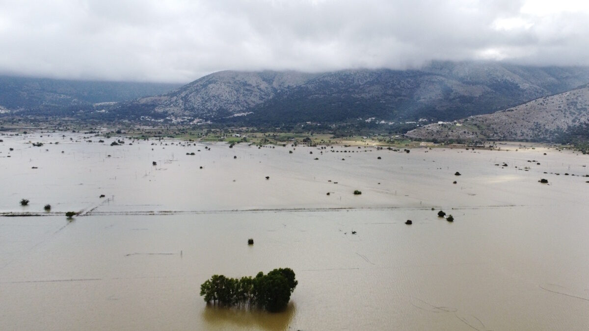Εναέριες εικονες από drone καταγράφουν το μέγεθος των καταστροφών στο Οροπέδιο Λασιθίου μετά τις ισχυρές πλημμύρες. Δρόμοι και καλλιεργήσιμες εκτάσεις έχουν καλυφθεί από νερά και λάσπη, ενώ οι παραγωγοί και οι κάτοικοι μετρούν τις σοβαρές ζημιές που προκάλεσε η κακοκαιρία Δευτέρα 5 Οκτωβρίου 2026