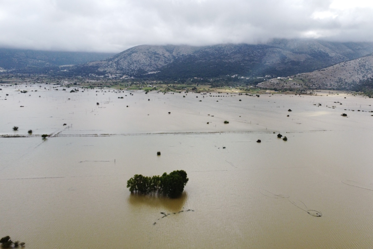 Εναέριες εικονες από drone καταγράφουν το μέγεθος των καταστροφών στο Οροπέδιο Λασιθίου μετά τις ισχυρές πλημμύρες. Δρόμοι και καλλιεργήσιμες εκτάσεις έχουν καλυφθεί από νερά και λάσπη, ενώ οι παραγωγοί και οι κάτοικοι μετρούν τις σοβαρές ζημιές που προκάλεσε η κακοκαιρία Δευτέρα 5 Οκτωβρίου 2026