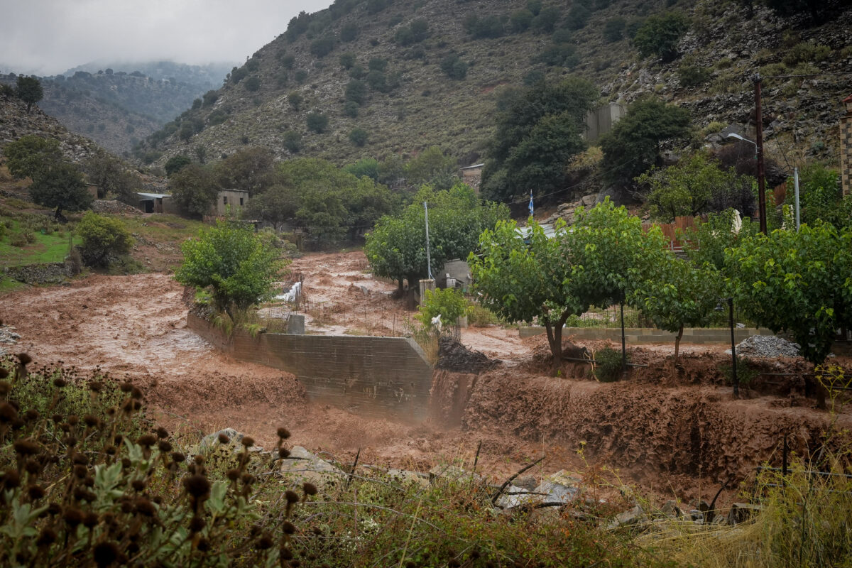 Κακοκαιρία στην Κρήτη: Πλημμύρες και κατολισθήσεις «γονατίζουν» το νησί – 112 για περιορισμό μετακινήσεων στην Ιεράπετρα