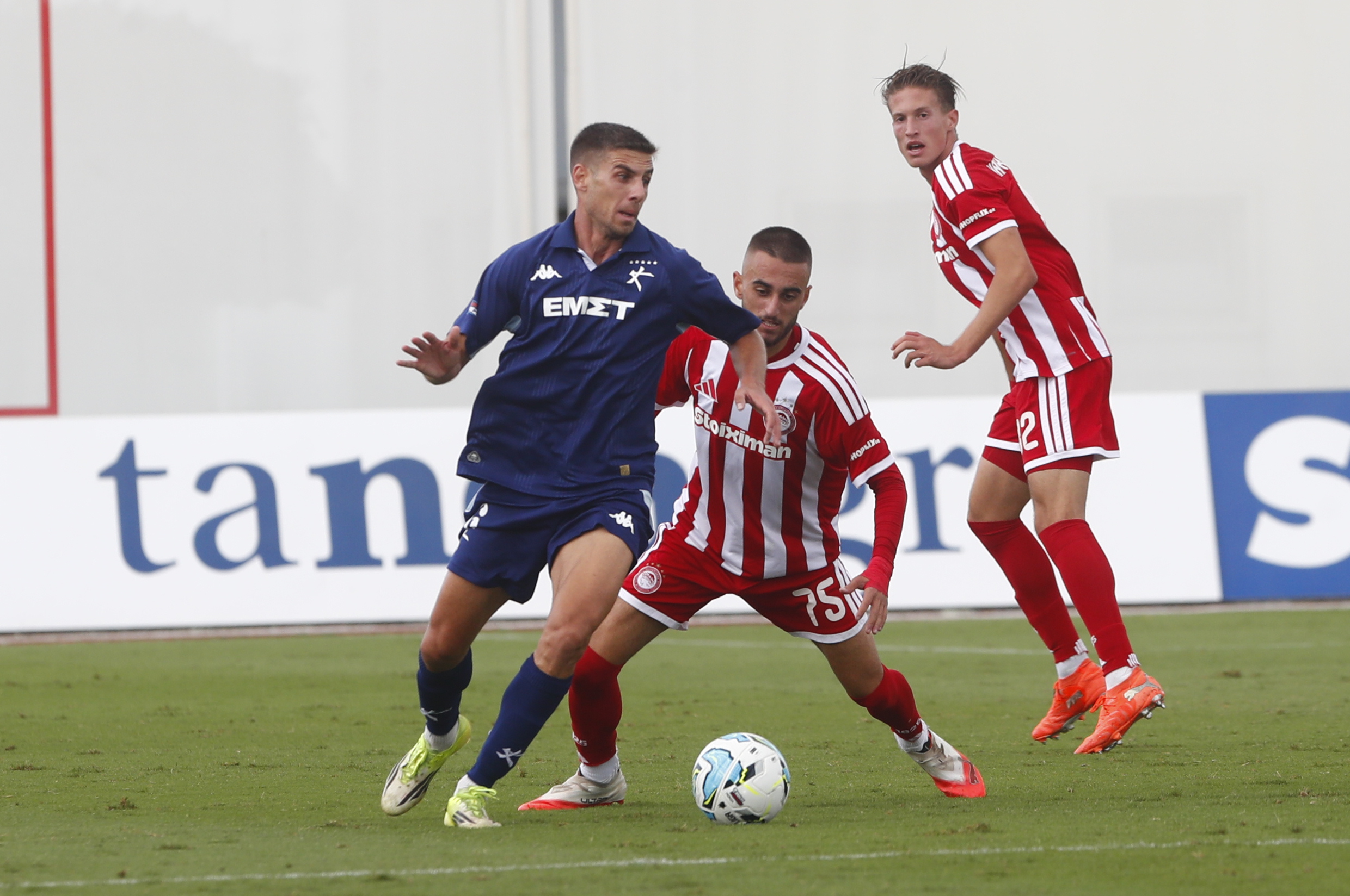 Η Athens Kallithea κέρδισε 1-0 τον Ολυμπιακό Β’ στο Ρέντη και ανέβηκε δεύτερη στη Superbet League 2