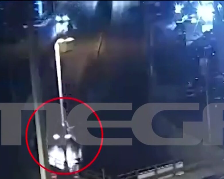 Καλλιθέα: Καρέ καρέ το τροχαίο ατύχημα – Στο νοσοκομείο με τραύματα 27χρονη οδηγός μηχανής
