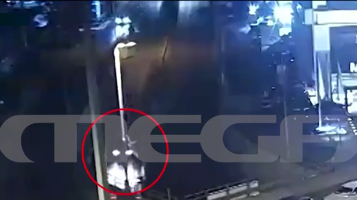 Καρέ - καρέ η στιγμή του τροχαίου ατυχήματος στην Καλλιθέα: Στο νοσοκομείο με τραύματα 27χρονη οδηγός μηχανής