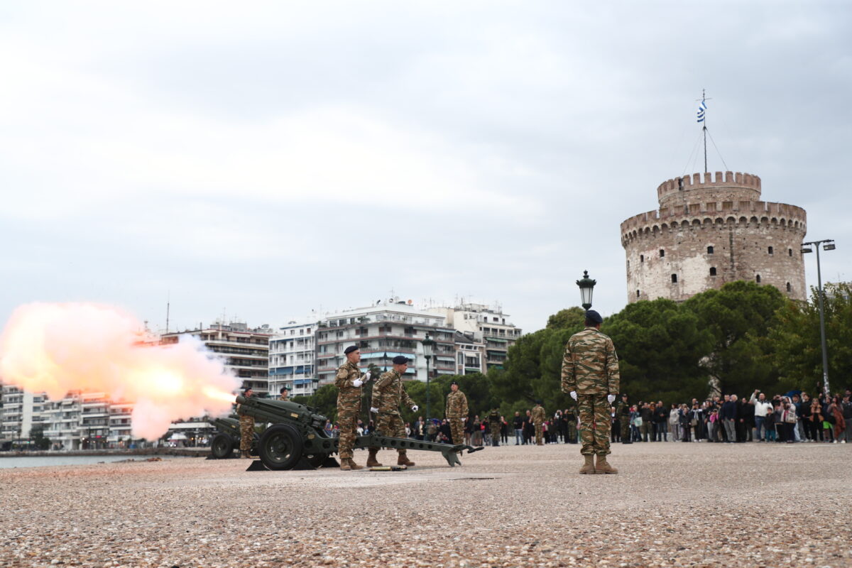 Θεσσαλονίκη: Εντυπωσίασαν οι 21 κανονιοβολισμοί κατά την έπαρση της ελληνικής σημαίας στον Λευκό Πύργο