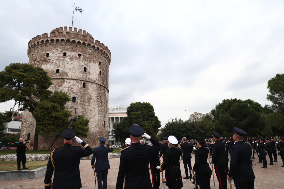 Έπαρση της σημαίας στο Λευκό Πύργο - Είκοσι ένας (21) κανονιοβολισμοί από ουλαμό πυροβολικού. Δευτέρα 26 Οκτωβρίου 2026 (ΣΩΤΗΡΗΣ ΤΡΥΨΑΝΗΣ