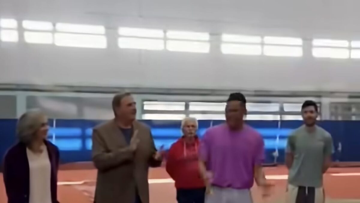 Εμμανουήλ Καραλής: Τούρτα έκπληξη για τα 27α γενέθλιά του, πριν την προπόνησή του στο κλειστό του ΟΑΚΑ