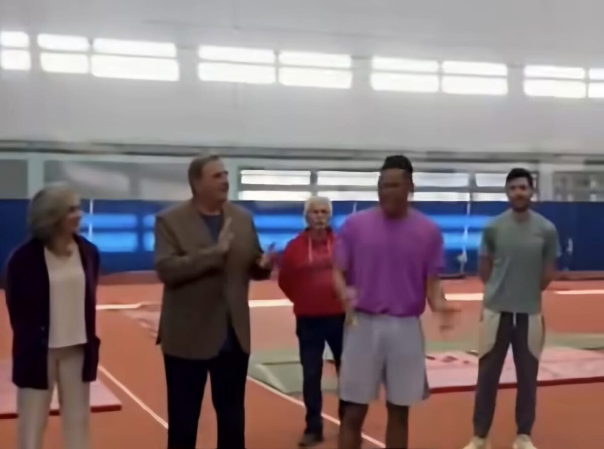 Εμμανουήλ Καραλής: Τούρτα έκπληξη για τα 27α γενέθλιά του, πριν την προπόνησή του στο κλειστό του ΟΑΚΑ