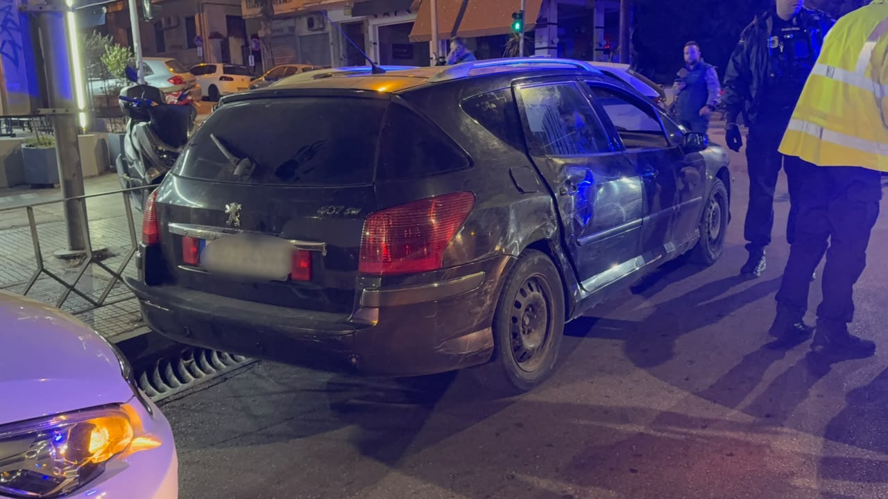 Θεσσαλονίκη: Επεισοδιακή καταδίωξη σε αυτοκίνητο με μετανάστες – Ο οδηγός τράκαρε ΙΧ και διέφυγε πεζός, βίντεο ντοκουμέντο