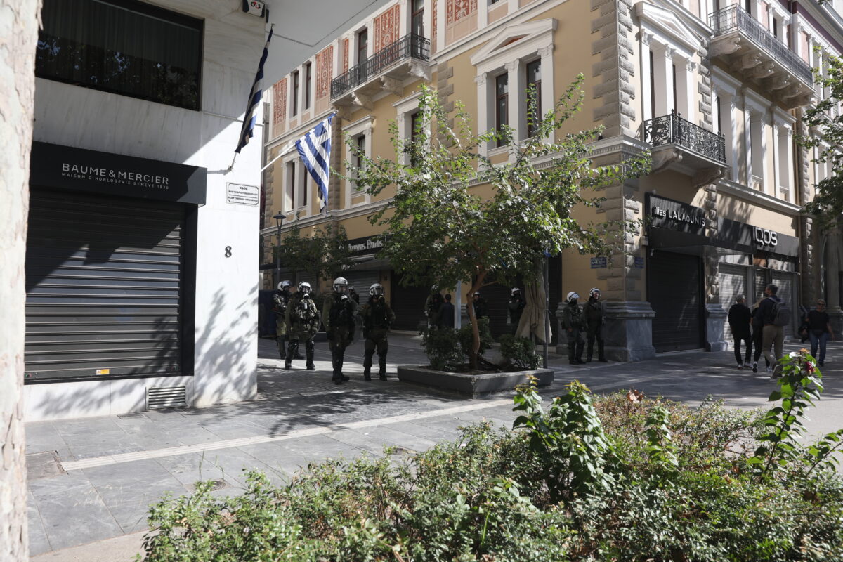 Προληπτικό «λουκέτο» στα μαγαζιά της Βουκουρεστίου λόγω των κινητοποιήσεων