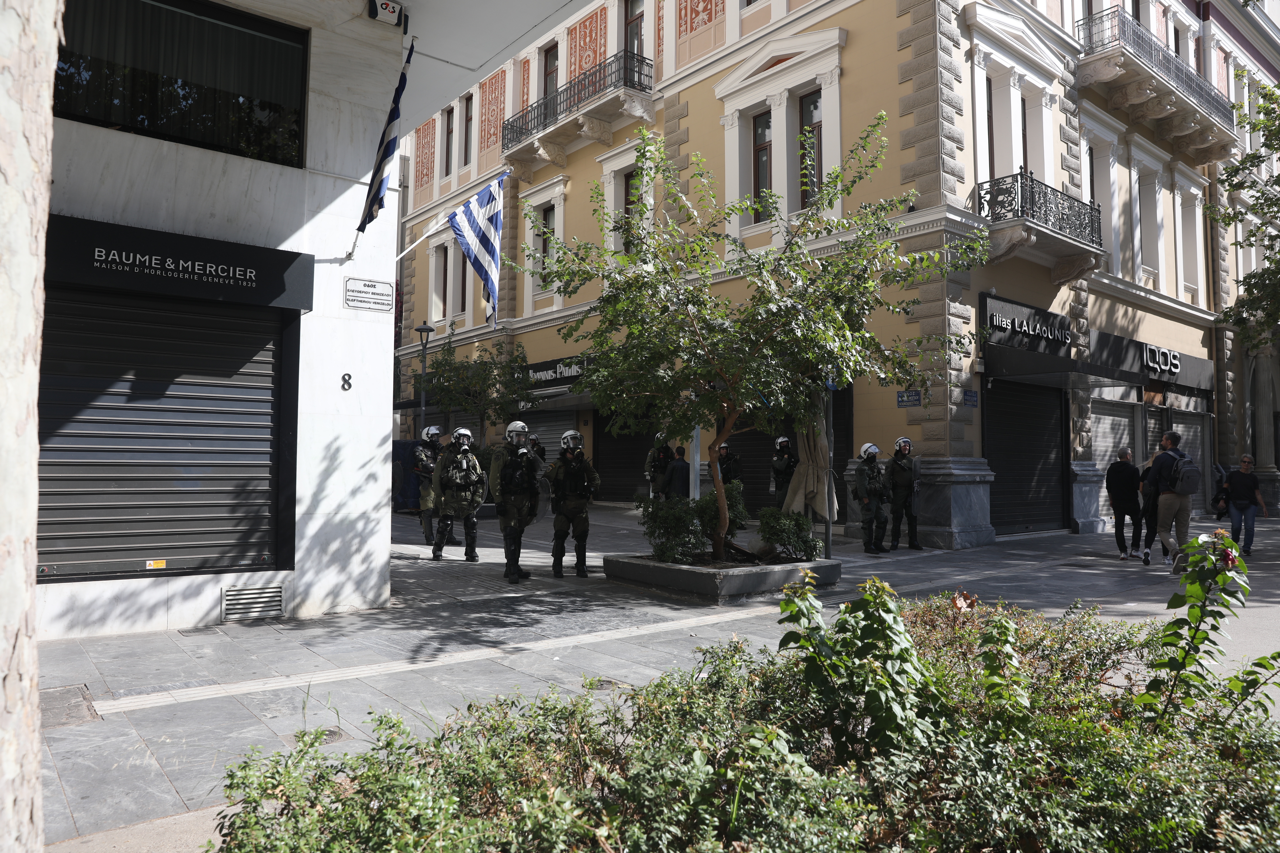 Προληπτικό «λουκέτο» στα μαγαζιά της Βουκουρεστίου λόγω των κινητοποιήσεων