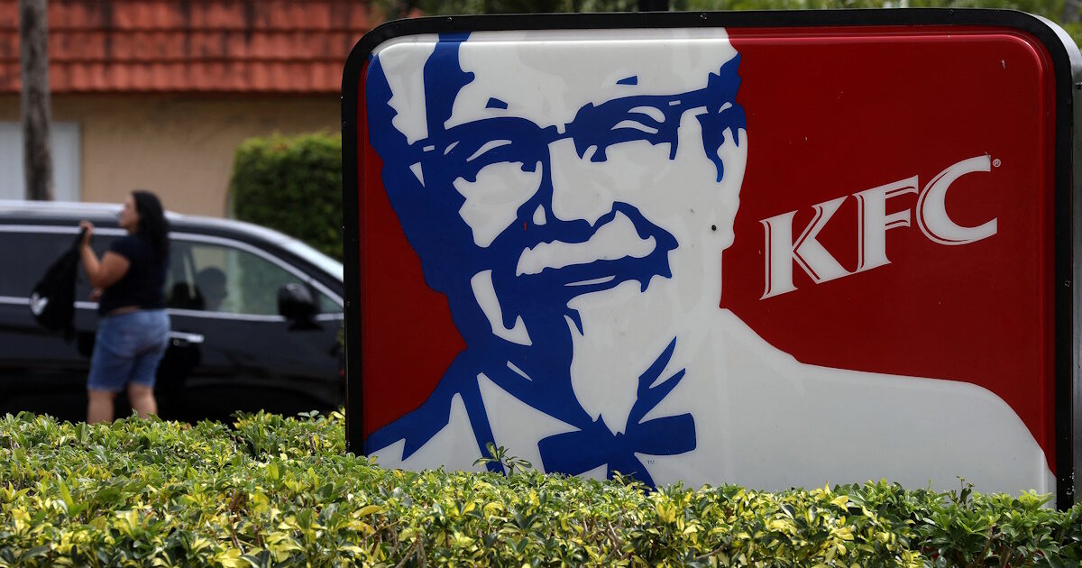 Η KFC επιλέγει την Coca-Cola για προμηθευτή αναψυκτικών στις ΗΠΑ και απορρίπτει την PepsiCo μετά από 40 χρόνια Η KFC επιλέγει την Coca-Cola για προμηθευτή αναψυκτικών στις ΗΠΑ και απορρίπτει την PepsiCo μετά από 40 χρόνια