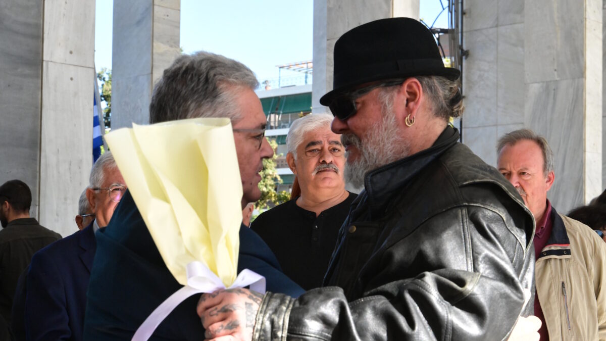 O γιος της Μπέτυς Βαλάση με τον Δημήτρη Κουτσούμπα