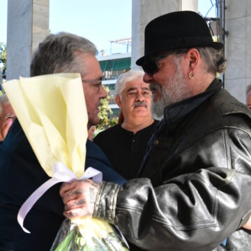 O γιος της Μπέτυς Βαλάση με τον Δημήτρη Κουτσούμπα