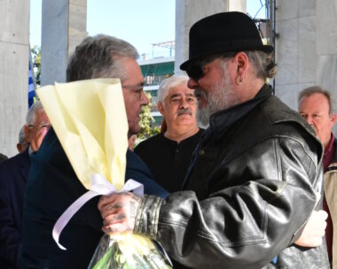 O γιος της Μπέτυς Βαλάση με τον Δημήτρη Κουτσούμπα