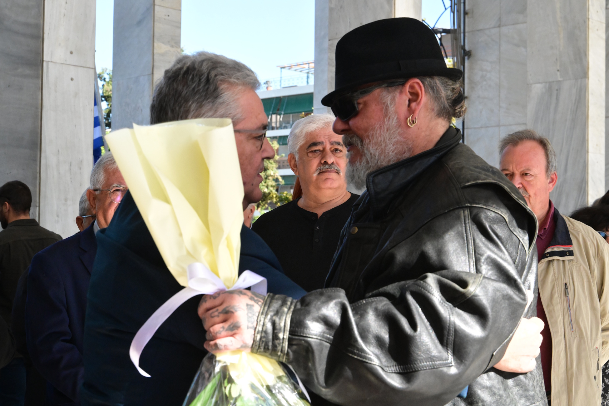 Μπέτυ Βαλάση: Δημήτρης Κουτσούμπας, Σεμίνα Διγενή και Άννα Φόνσου στην πολιτική κηδεία της ηθοποιού – Συγκινημένος ο γιος της