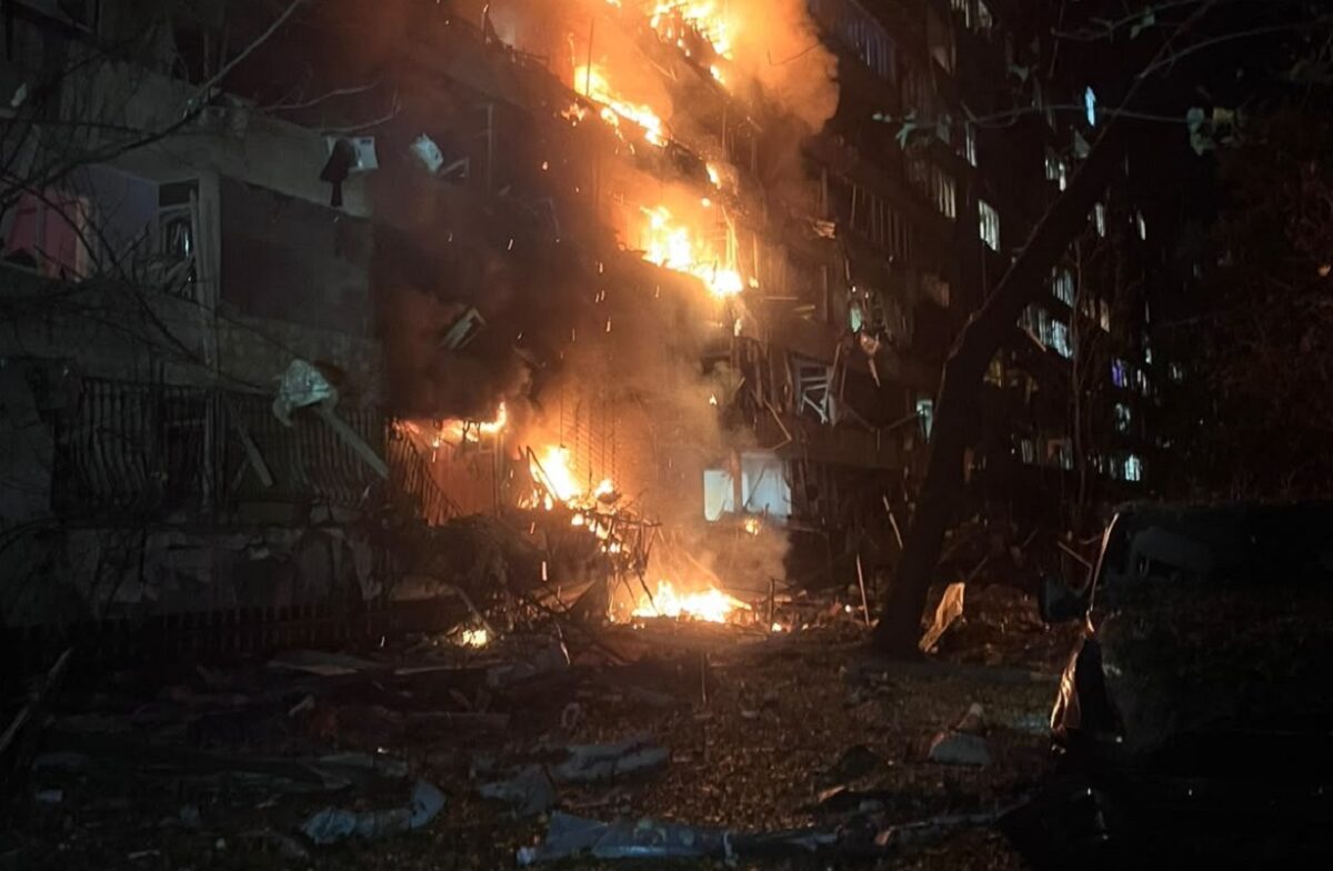 Ζελένσκι: Ρωσικός πύραυλος χτύπησε συγκρότημα κατοικιών στο Κίεβο