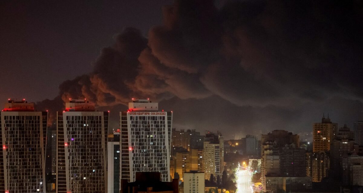 Ουκρανία: Νέες ρωσικές επιθέσεις και ισχυρές εκρήξεις στο Κίεβο με δύο νεκρούς