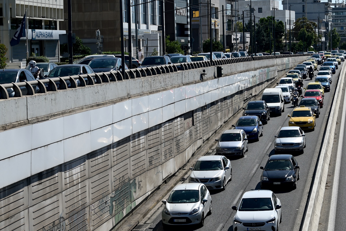 Αμπελόκηποι: Παράσυρση πεζής στην Λεωφόρο Κηφισίας στο ρεύμα προς Αθήνα - Έντονη κίνηση στο σημείο