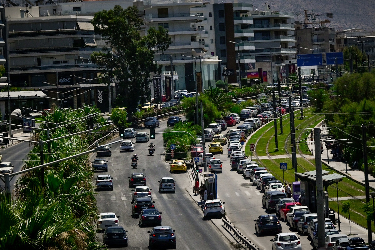 Προβλήματα στην Ποσειδώνος λόγω συσσώρευσης υδάτων, στο ύψος της Λ. Αμφιθέας και της παραλίας Αγίου Κοσμά