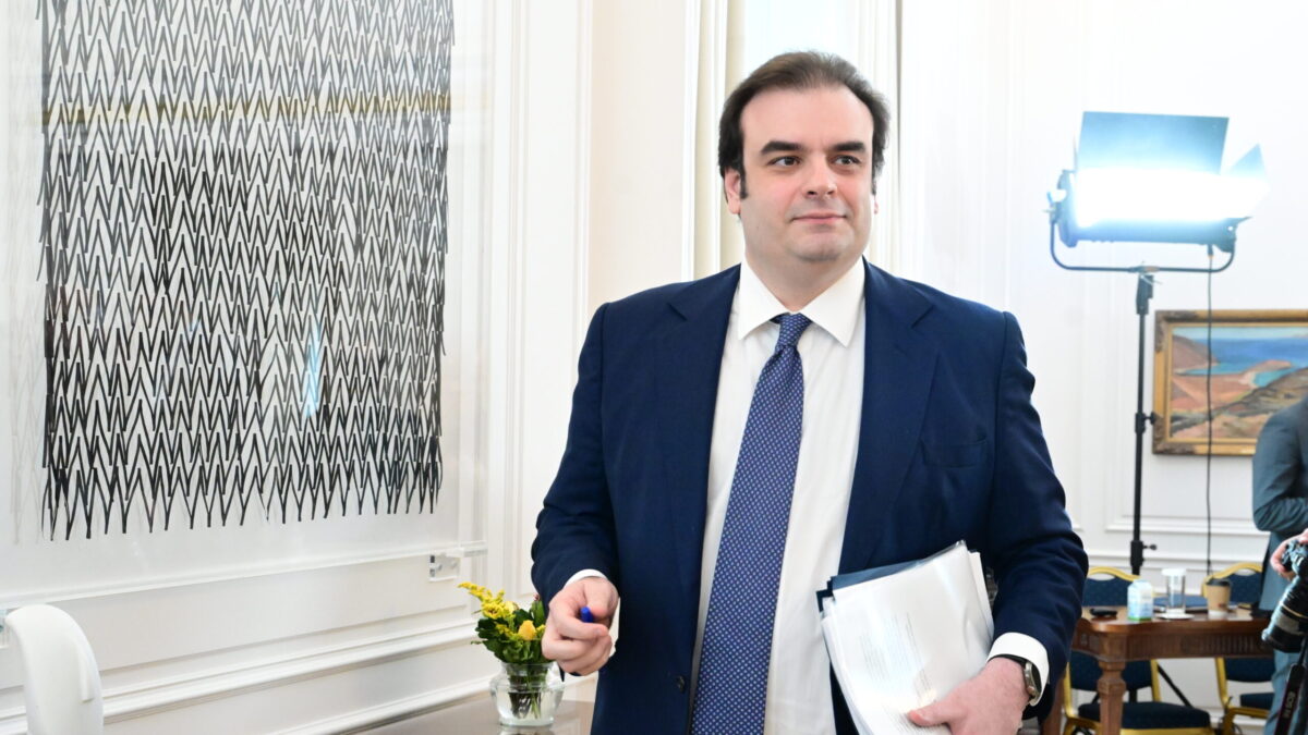 Συνεδρίαση του Υπουργικού Συμβουλίου, στο Μέγαρο Μαξίμου, Πέμπτη 27 Νοεμβρίου 2025. Στην ατζέντα του Υπουργικού Συμβουλίου περιλαμβάνονταν μεταξύ άλλων, η εισήγηση της Υπουργού Εργασίας Νίκης Κεραμέως για τη νέα κοινωνική συμφωνία για την ενίσχυση των Συλλογικών Συμβάσεων Εργασίας, ο κρατικός προϋπολογισμός και τον Πολυετή Δημοσιονομικό Προγραμματισμό 2026-2029 , καθώς και τις νέες ρυθμίσεις για τις κληρονομιές