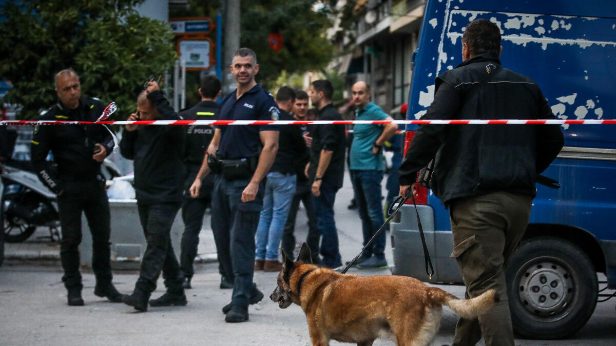 Έκρηξη σημειώθηκε στην είσοδο πολυκατοικίας στην περιοχή της Ακαδημίας Πλάτωνος, προκαλώντας αναστάτωση. Από το περιστατικό τραυματίστηκαν δύο αστυνομικοί, ενώ οι αρμόδιες αρχές διερευνούν τις συνθήκες κάτω από τις οποίες σημειώθηκε η έκρηξη.Τεταρτη 21 Οκτωβριου 2026