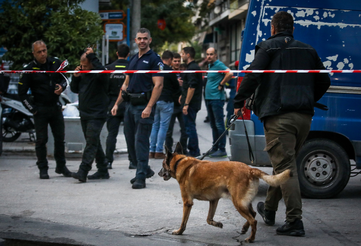 Έκρηξη σημειώθηκε στην είσοδο πολυκατοικίας στην περιοχή της Ακαδημίας Πλάτωνος, προκαλώντας αναστάτωση. Από το περιστατικό τραυματίστηκαν δύο αστυνομικοί, ενώ οι αρμόδιες αρχές διερευνούν τις συνθήκες κάτω από τις οποίες σημειώθηκε η έκρηξη.Τεταρτη 21 Οκτωβριου 2026