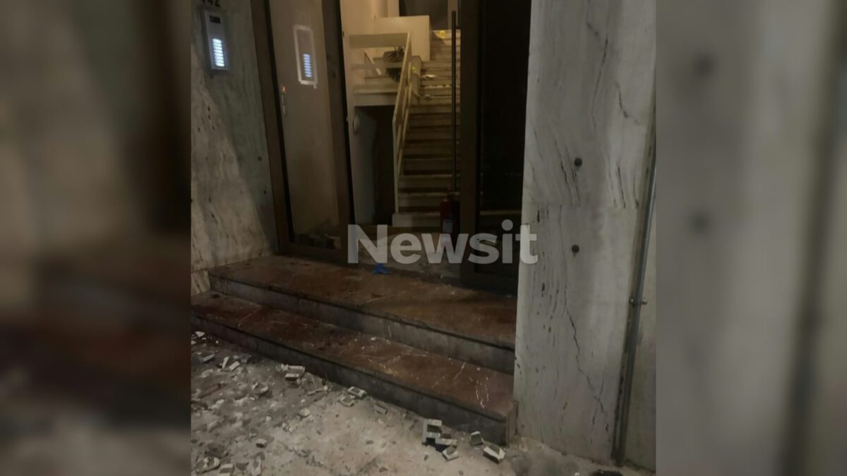 Έκρηξη σημειώθηκε στην είσοδο πολυκατοικίας στον Κολωνό