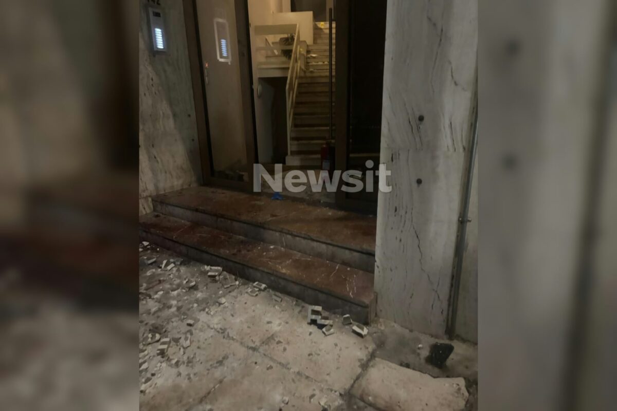 Έκρηξη σημειώθηκε στην είσοδο πολυκατοικίας στον Κολωνό