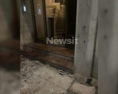 Έκρηξη σημειώθηκε στην είσοδο πολυκατοικίας στον Κολωνό