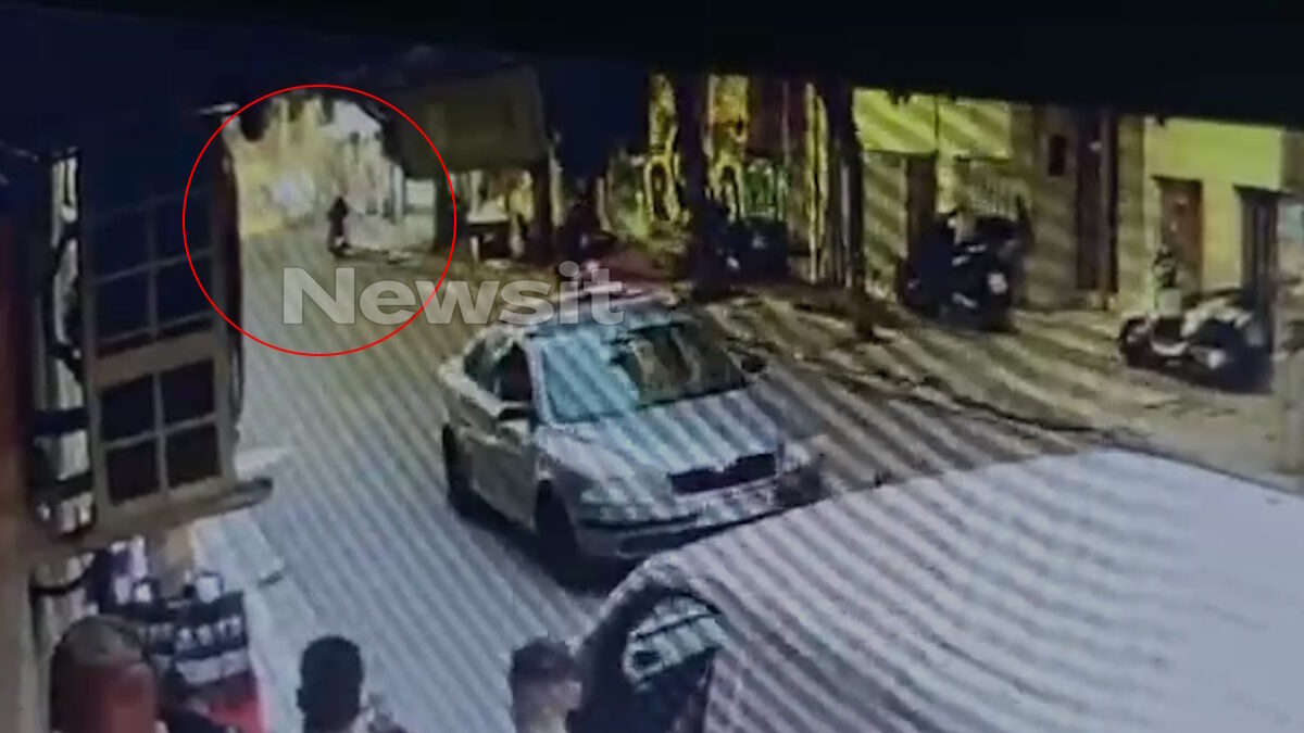 Οι καπνοί κατακλίζουν τον δρόμο μετά τη έκρηξη στον Κολωνό