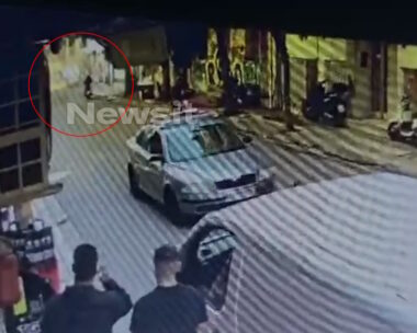 Οι καπνοί κατακλίζουν τον δρόμο μετά τη έκρηξη στον Κολωνό