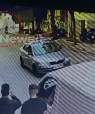 Οι καπνοί κατακλίζουν τον δρόμο μετά τη έκρηξη στον Κολωνό