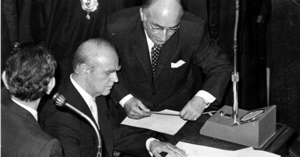 52 χρόνια Νέα Δημοκρατία, από τον Καραμανλή στον Μητσοτάκη: Νίκες, ήττες, μάχες διαδοχής και ιστορικές καμπές 52 χρόνια Νέα Δημοκρατία, από τον Καραμανλή στον Μητσοτάκη: Νίκες, ήττες, μάχες διαδοχής και ιστορικές καμπές