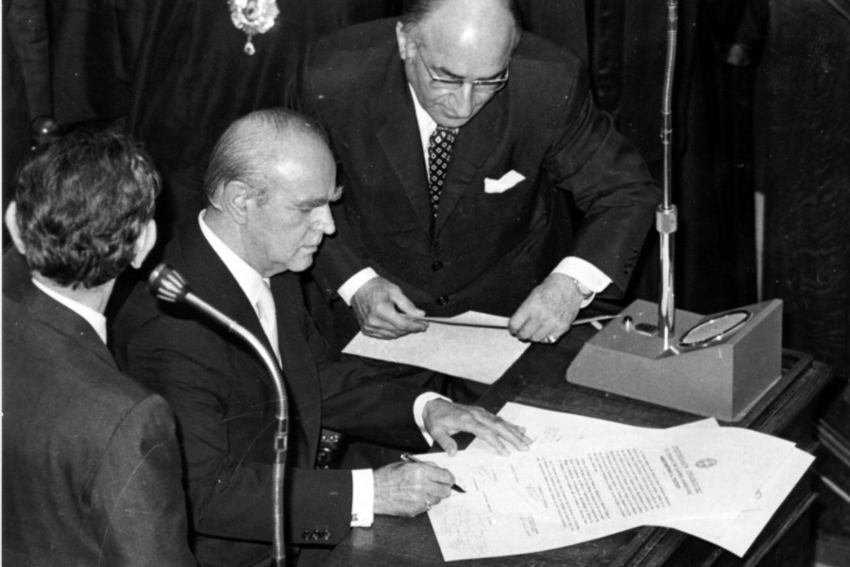 52 χρόνια Νέα Δημοκρατία, από τον Καραμανλή στον Μητσοτάκη: Νίκες, ήττες, μάχες διαδοχής και ιστορικές καμπές