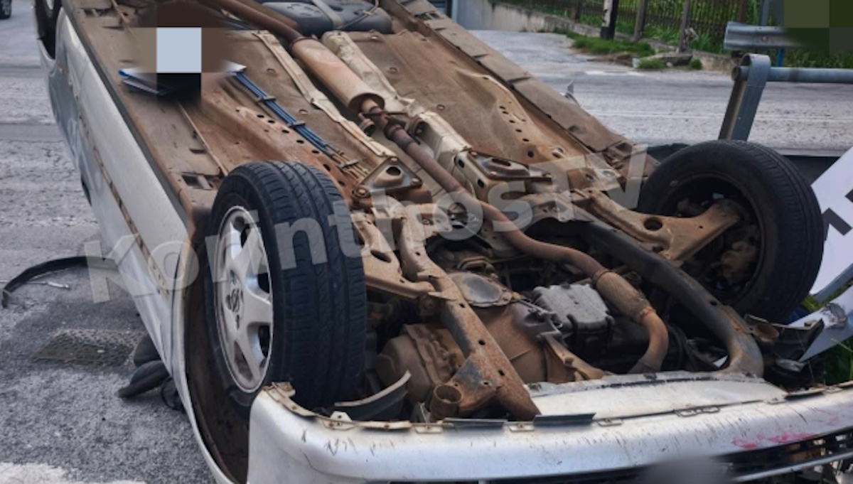 Σοβαρό τροχαίο με ανατροπή αυτοκινήτου στην Αλμυρή Κορινθίας - Μία τραυματίας